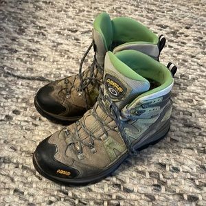 Asolo neutron women’s hiking boots. Size 8. Still in really good condition.